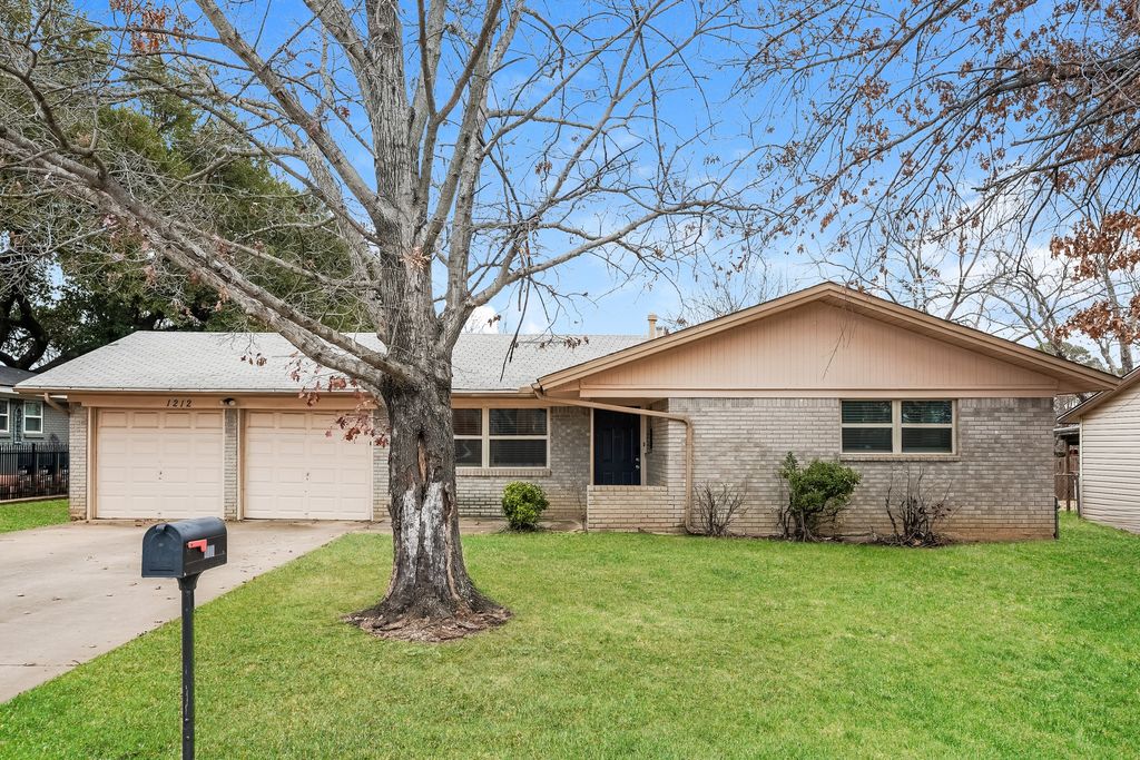 1212 Cavender Drive, Hurst, TX 76053