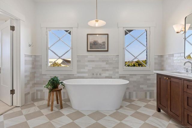 2274 Rosecrans, San Diego, CA 92106