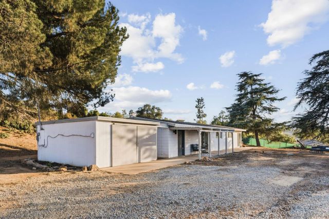 30562 Rolling Hills Dr., Valley Center, CA 92082