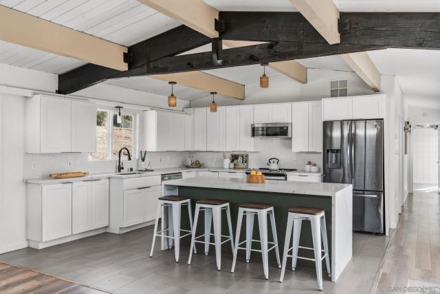 30562 Rolling Hills Dr., Valley Center, CA 92082