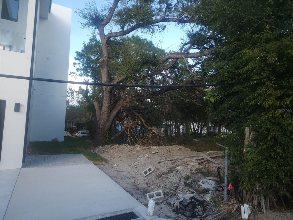 Image 3 of property listing at 2318 W NORTH B STREET, Tampa, FL 33609