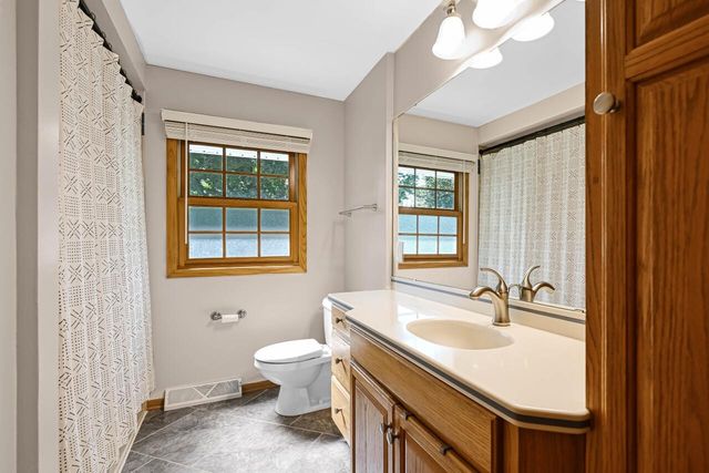 610 Glendon WAY, Waukesha, WI 53188