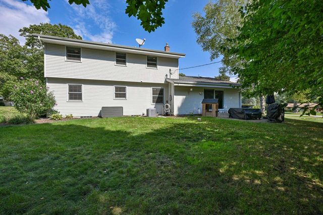 610 Glendon WAY, Waukesha, WI 53188