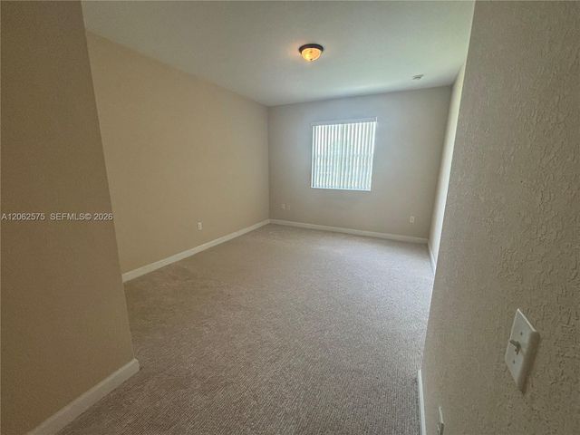 1015 NE 208th St, Miami, FL 33179