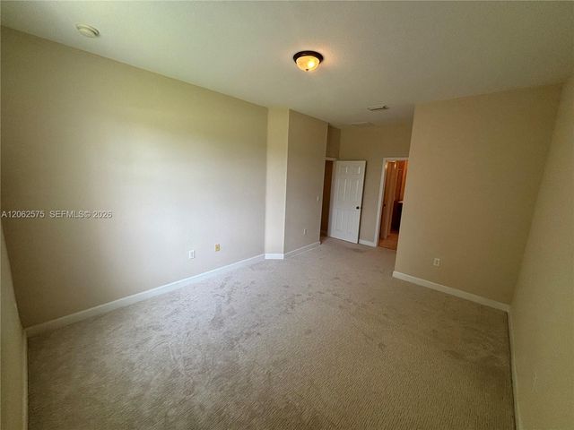 1015 NE 208th St, Miami, FL 33179