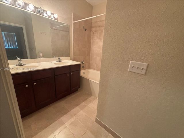 1015 NE 208th St, Miami, FL 33179