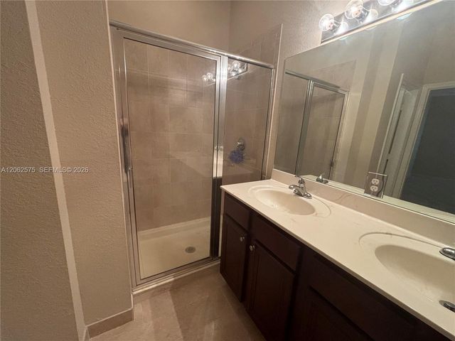 1015 NE 208th St, Miami, FL 33179