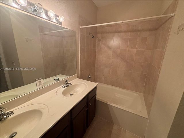 1015 NE 208th St, Miami, FL 33179