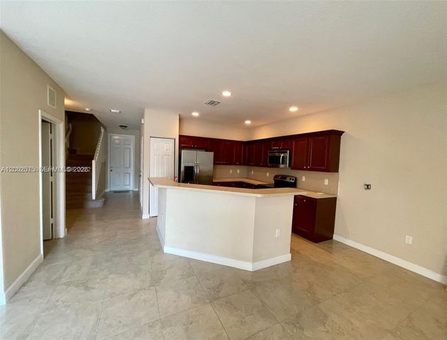 1015 NE 208th St, Miami, FL 33179