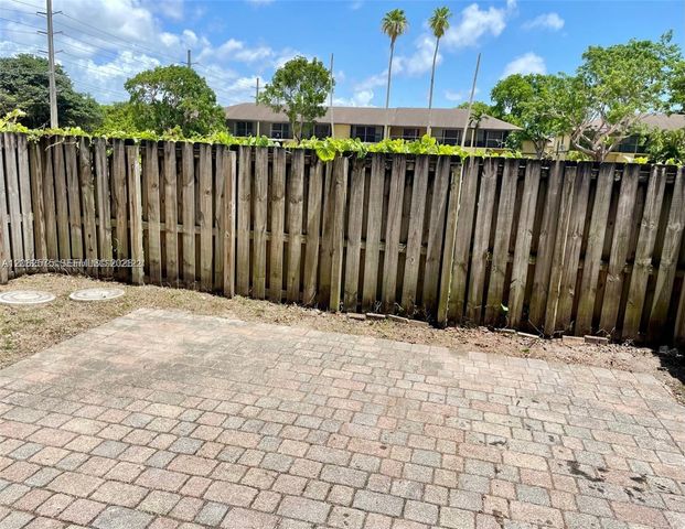 1015 NE 208th St, Miami, FL 33179