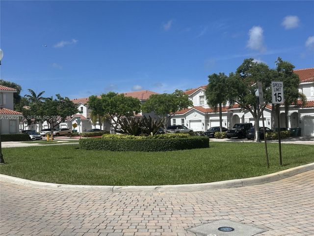 1015 NE 208th St, Miami, FL 33179