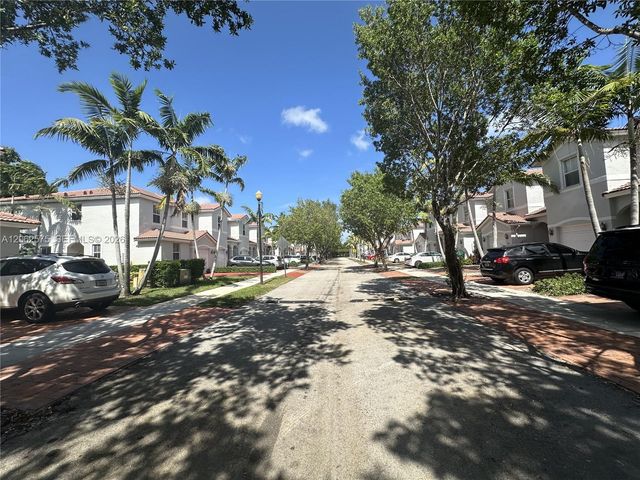 1015 NE 208th St, Miami, FL 33179