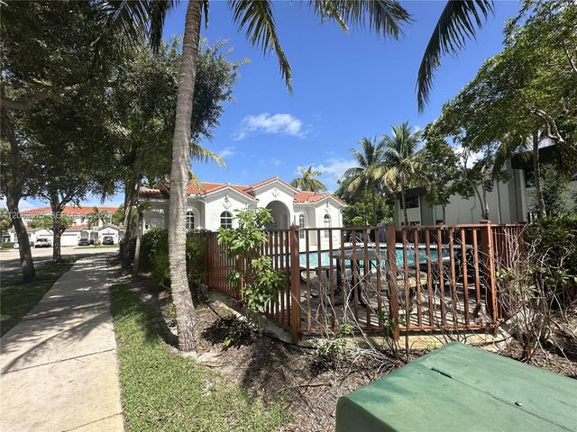 1015 NE 208th St, Miami, FL 33179