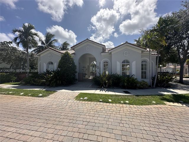 1015 NE 208th St, Miami, FL 33179