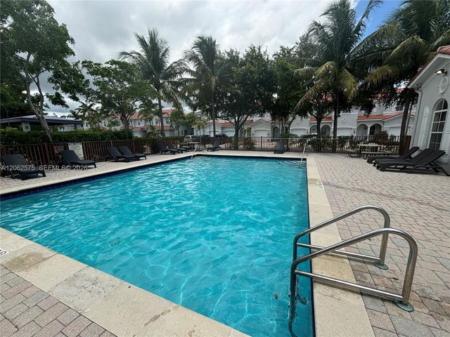 1015 NE 208th St, Miami, FL 33179