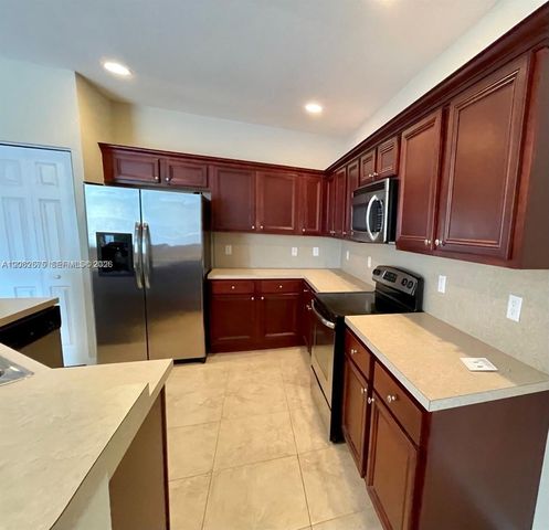 1015 NE 208th St, Miami, FL 33179