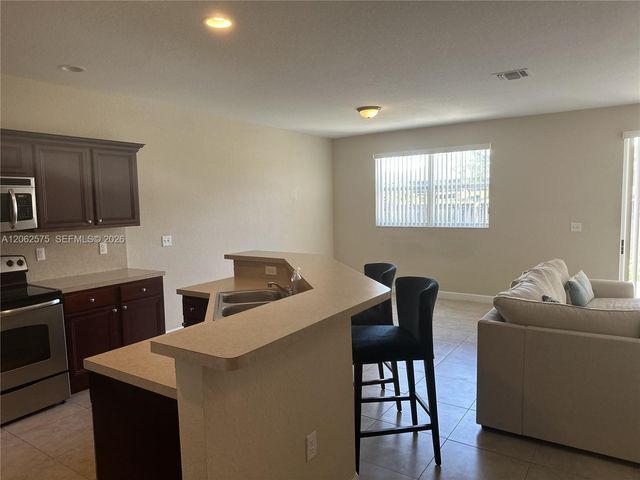 1015 NE 208th St, Miami, FL 33179