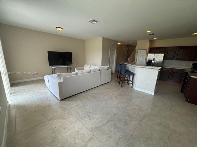 1015 NE 208th St, Miami, FL 33179