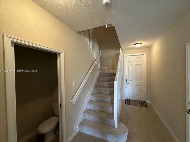 1015 NE 208th St, Miami, FL 33179