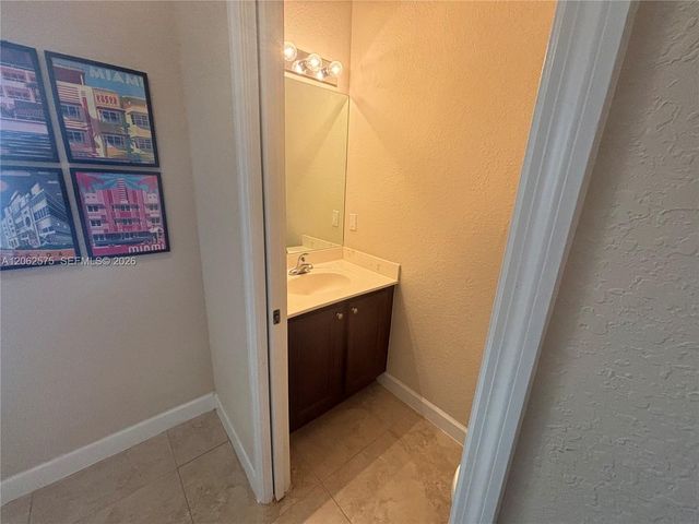 1015 NE 208th St, Miami, FL 33179