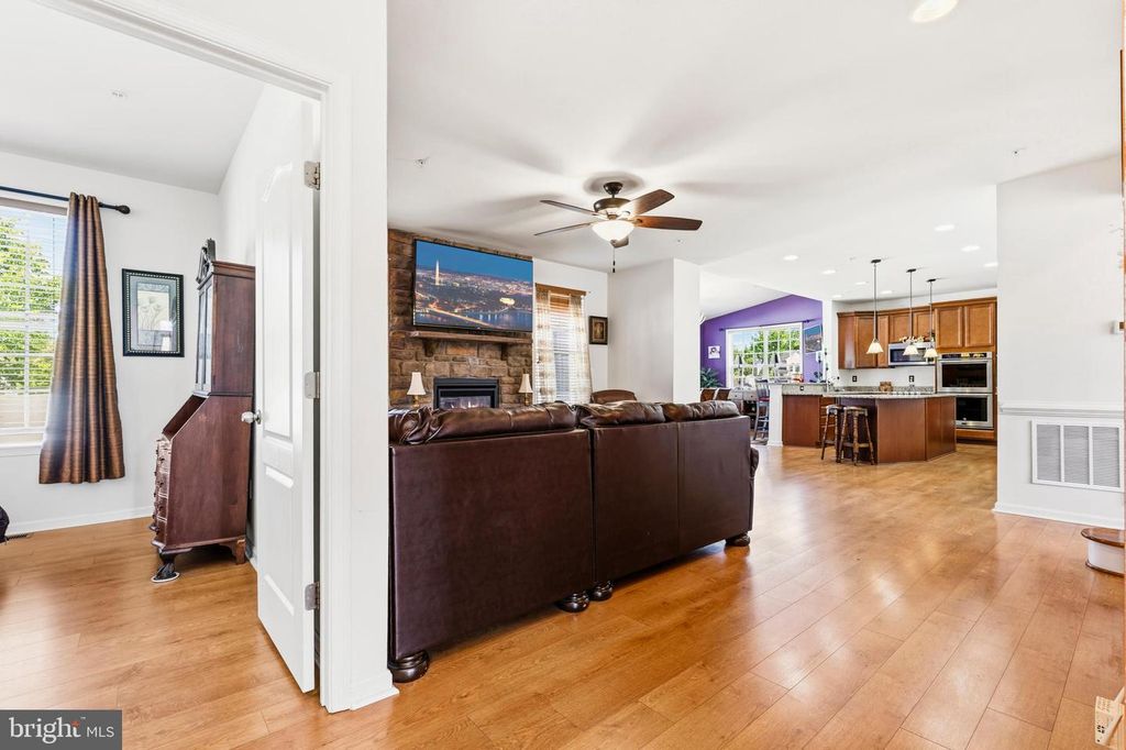 Image 16 of property listing at 11612 NEON RD, Fort Washington, MD 20744
