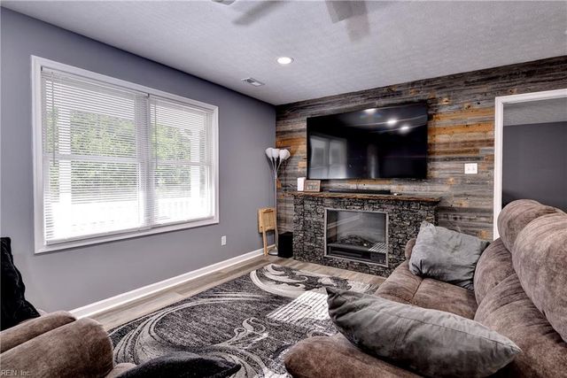 6139 Lamberth LN, Gloucester, VA 23061