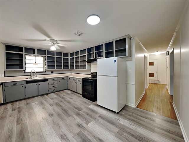 1019 Park Center Street, Benbrook, TX 76126
