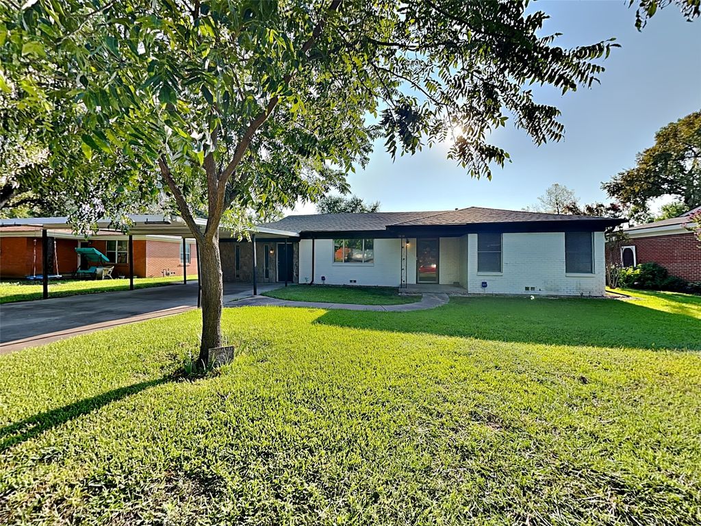 1019 Park Center Street, Benbrook, TX 76126