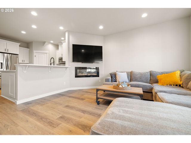 17322 Se CROSSROADS Ave, Happy Valley, OR 97089