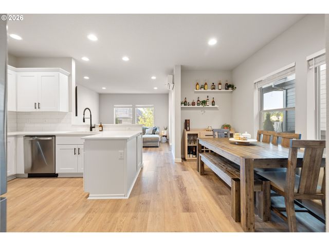 17322 Se CROSSROADS Ave, Happy Valley, OR 97089