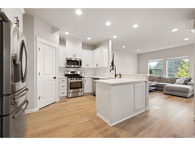 17322 Se CROSSROADS Ave, Happy Valley, OR 97089