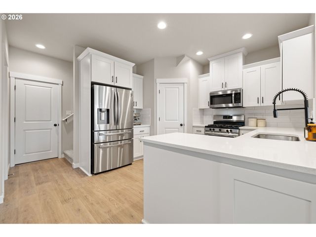 17322 Se CROSSROADS Ave, Happy Valley, OR 97089