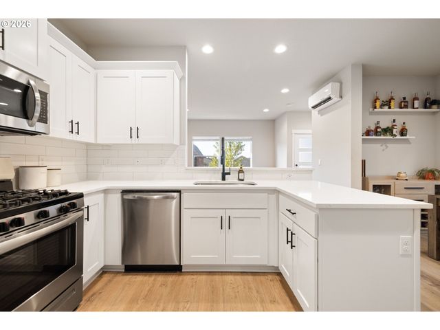 17322 Se CROSSROADS Ave, Happy Valley, OR 97089