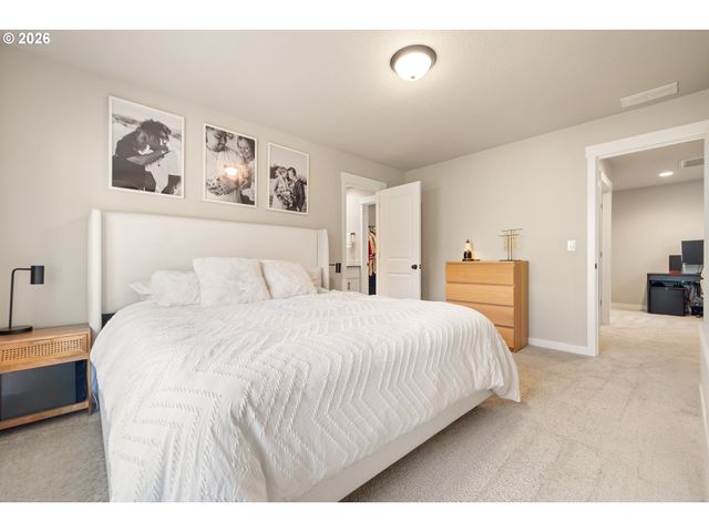 17322 Se CROSSROADS Ave, Happy Valley, OR 97089