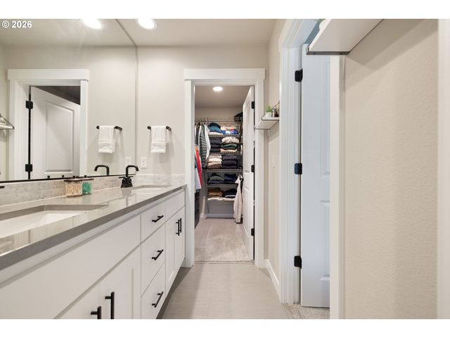 17322 Se CROSSROADS Ave, Happy Valley, OR 97089