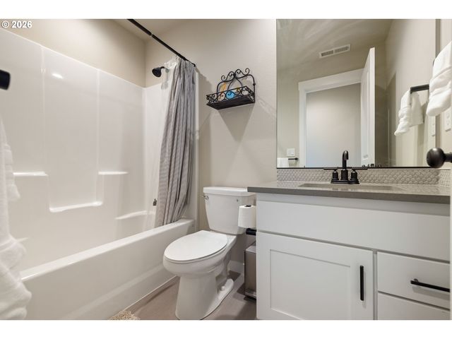 17322 Se CROSSROADS Ave, Happy Valley, OR 97089