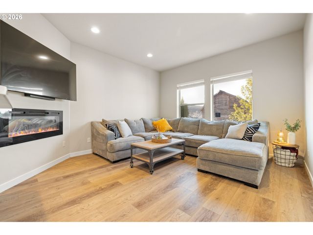 17322 Se CROSSROADS Ave, Happy Valley, OR 97089