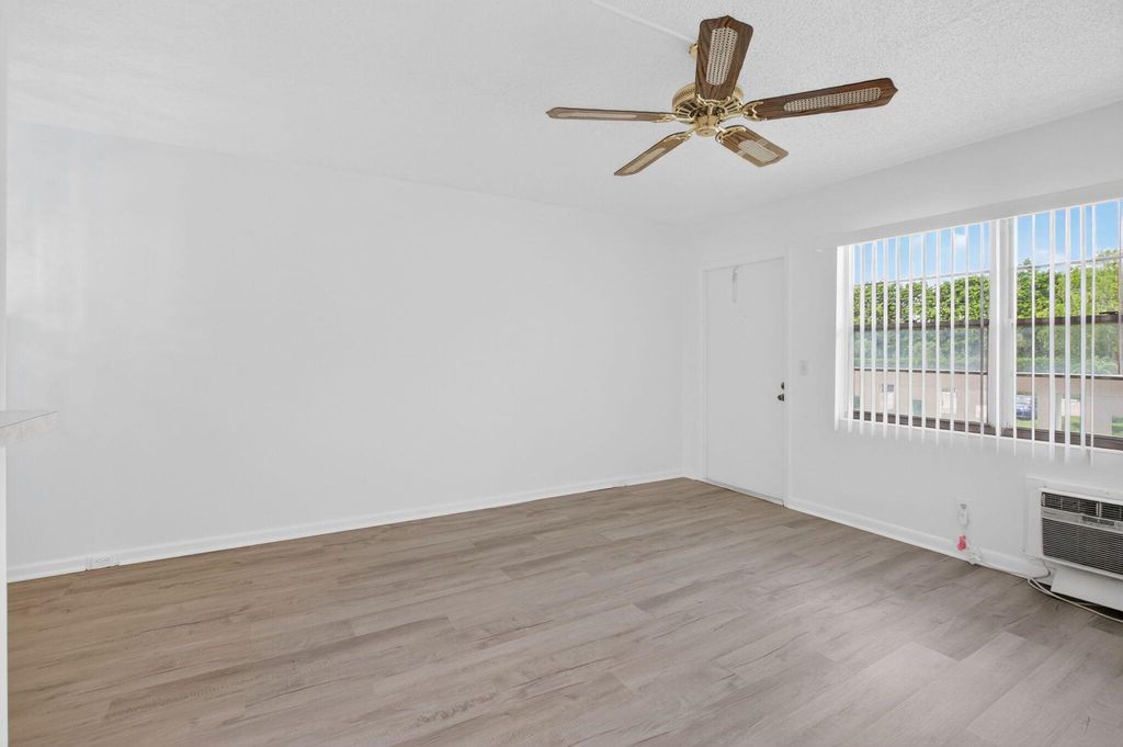 Image 5 of property listing at 63 Dorset B, Boca Raton, FL 33434