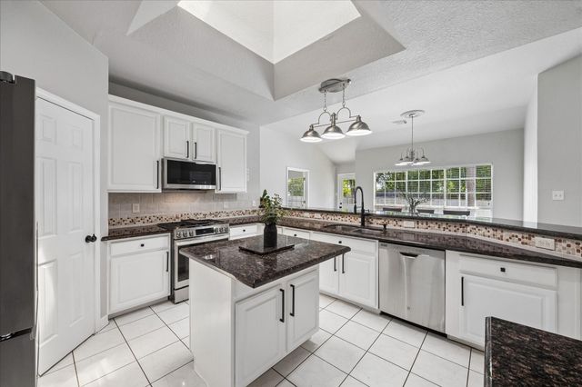 1602 Oak Place Court, Pearland, TX 77581
