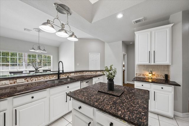 1602 Oak Place Court, Pearland, TX 77581