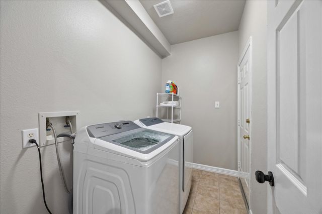 1602 Oak Place Court, Pearland, TX 77581