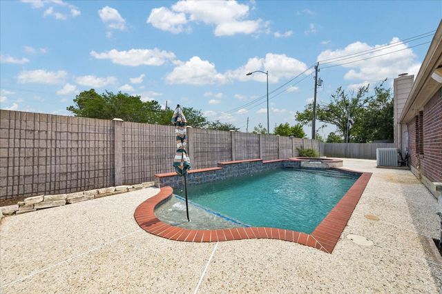1602 Oak Place Court, Pearland, TX 77581