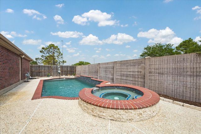 1602 Oak Place Court, Pearland, TX 77581