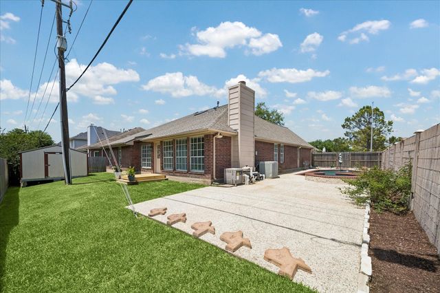 1602 Oak Place Court, Pearland, TX 77581