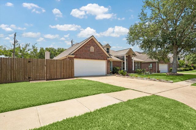 1602 Oak Place Court, Pearland, TX 77581