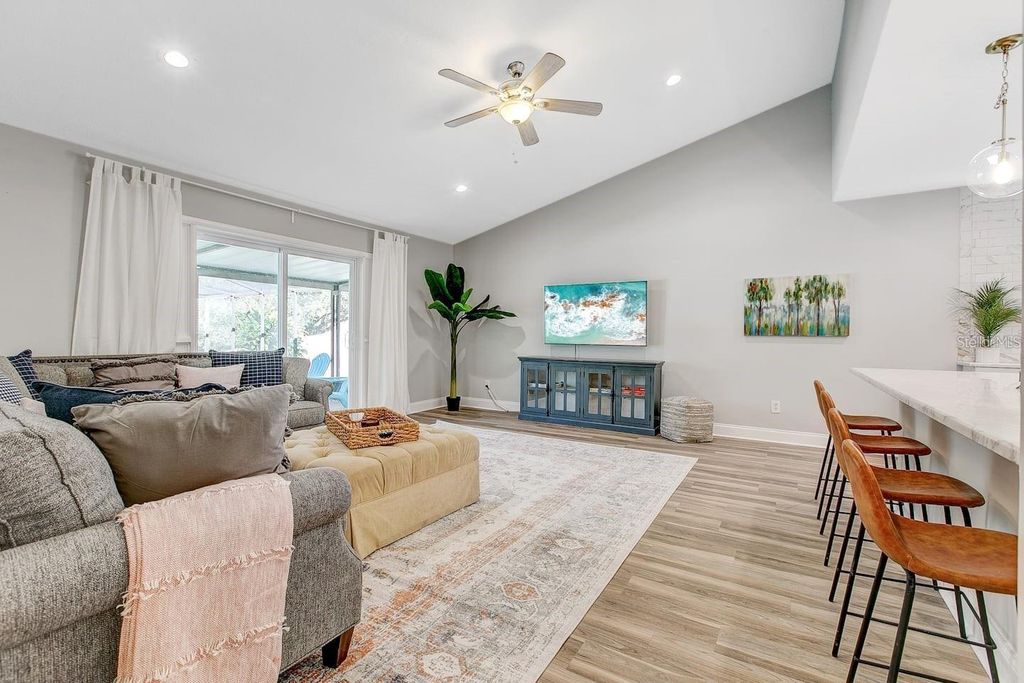 Image 6 of property listing at 1330 PEACHFIELD DRIVE, Valrico, FL 33596