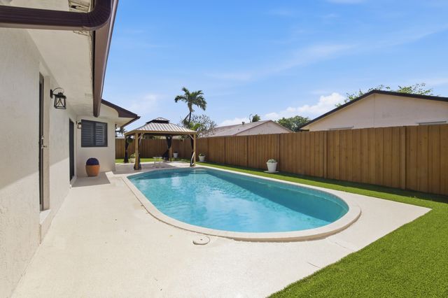 2658 SW 11th Place N, Deerfield Beach, FL 33442