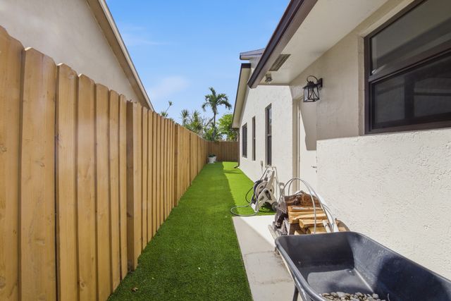 2658 SW 11th Place N, Deerfield Beach, FL 33442