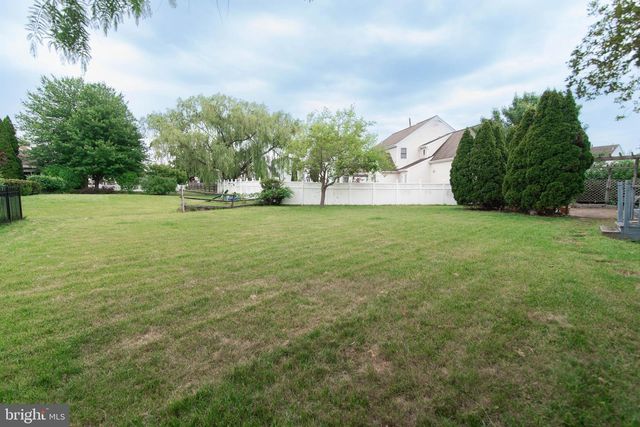 912 HICKORY GROVE DR, Royersford, PA 19468