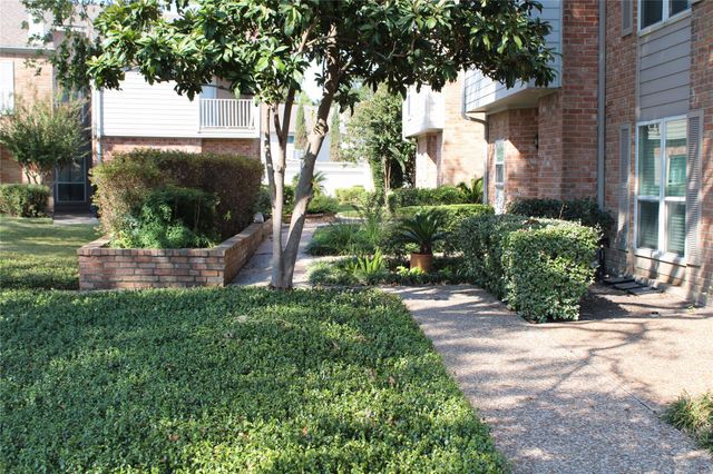 5976 Woodway Place Court, Houston, TX 77057